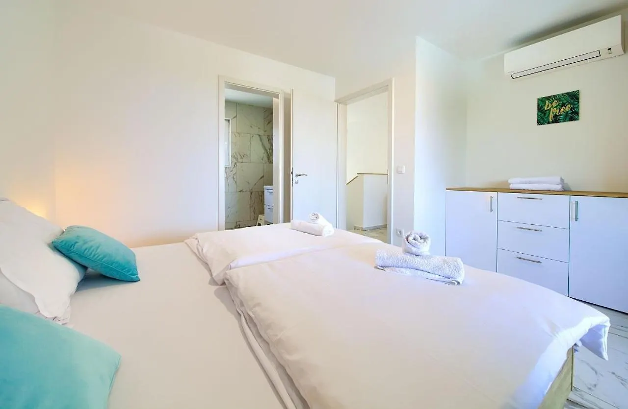 Holiday House Sea & Sun Residence Rasopasno 0*,